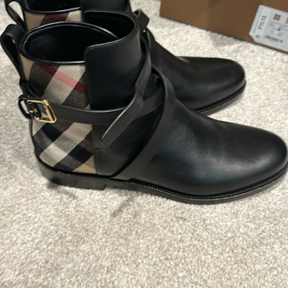 Brand new Burberry Boots Prlye - Picture 2 of 5